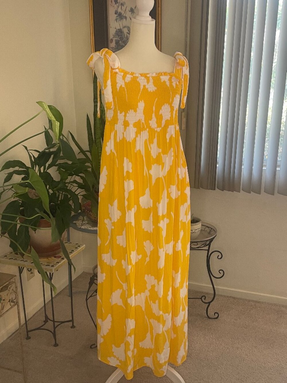 Diane Von Furstenberg Long summer dress in size M. Yellow w/white print. Pockets
